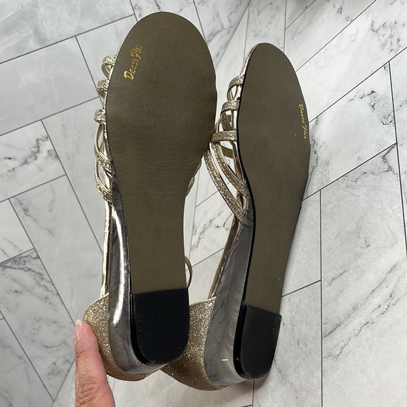 NWT Easy Street Alive 5 Womens Tarrah Gold Metallic Flat Strappy Sandals 7M - Picture 7 of 9